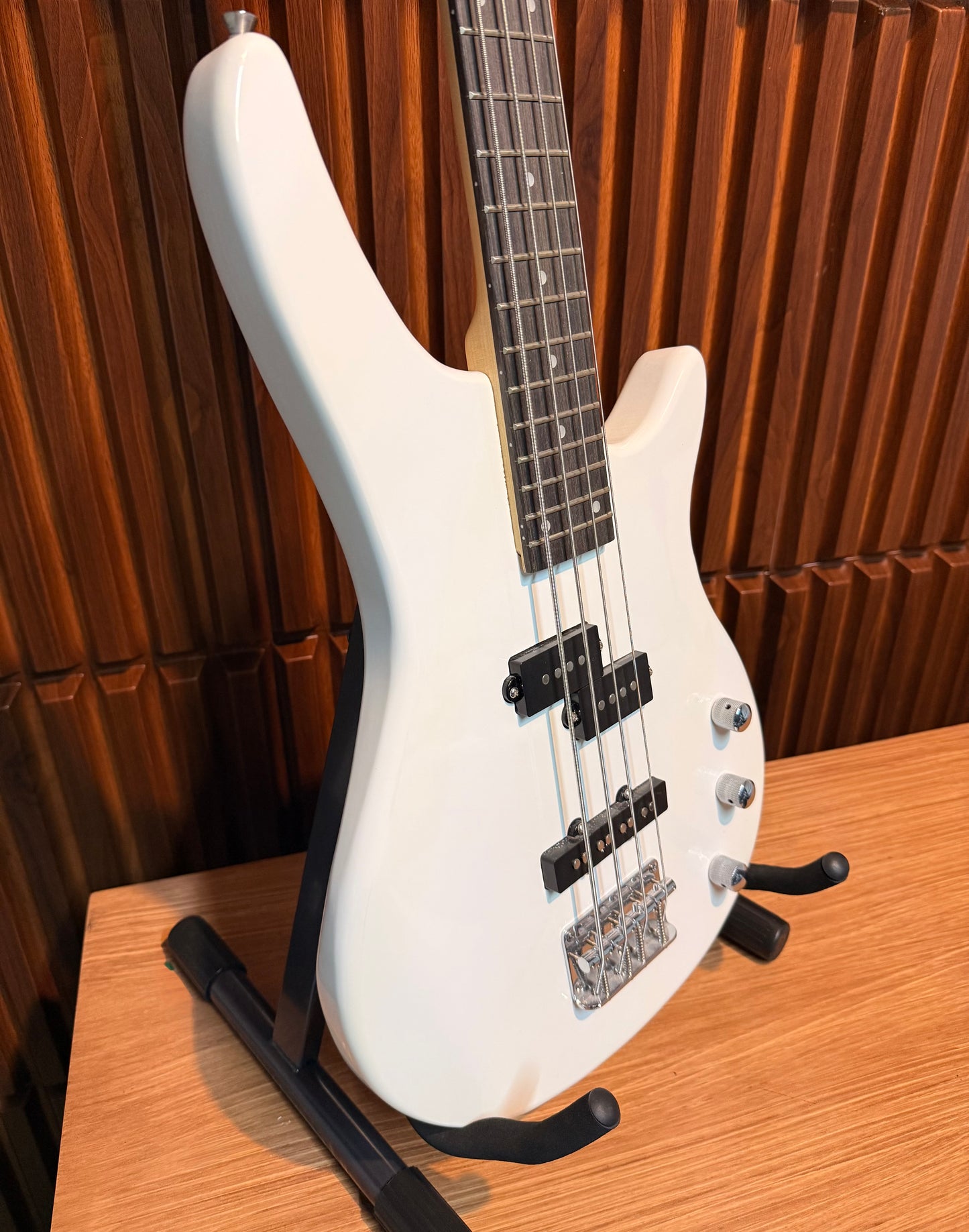 Bajo Eléctrico Logan LEB-4C-2WH 4 Cuerdas – White
