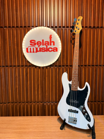 Bajo Eléctrico Stagg Standard “J” 4 Cuerdas – White Blonde