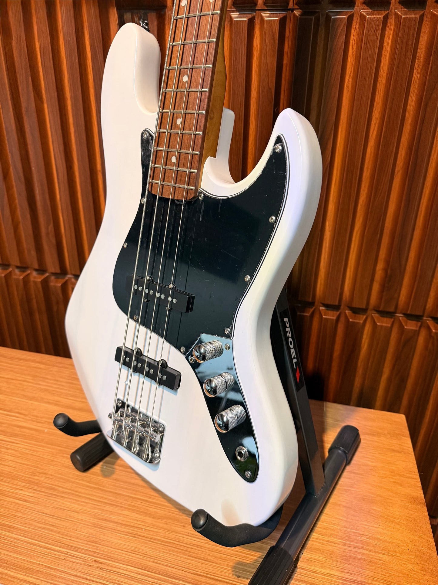 Bajo Eléctrico Stagg Standard “J” 4 Cuerdas – White Blonde