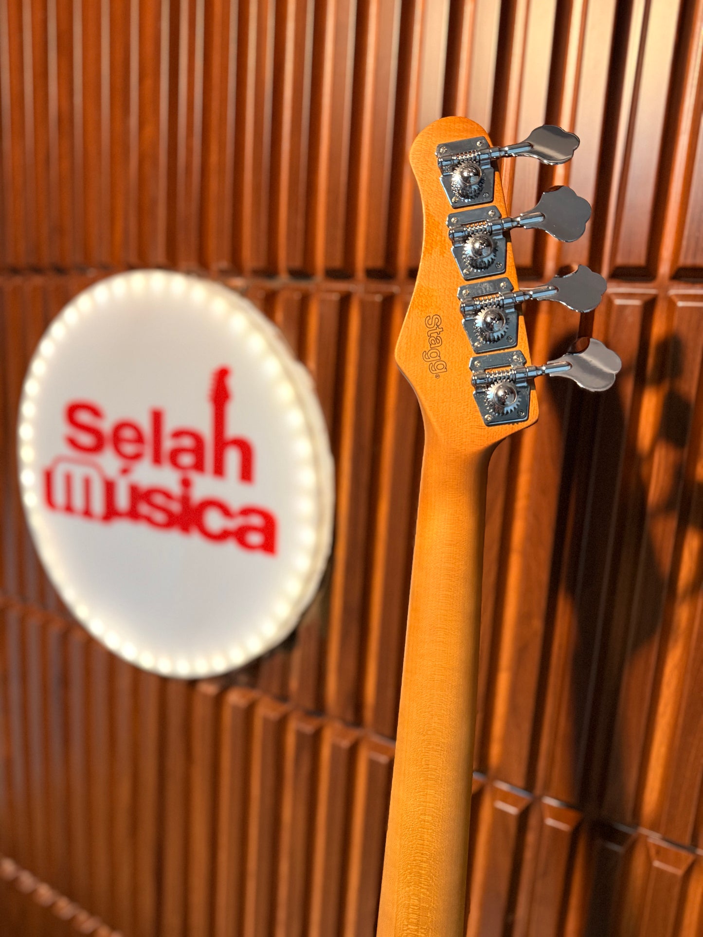 Bajo Eléctrico Stagg Standard “J” 4 Cuerdas – White Blonde