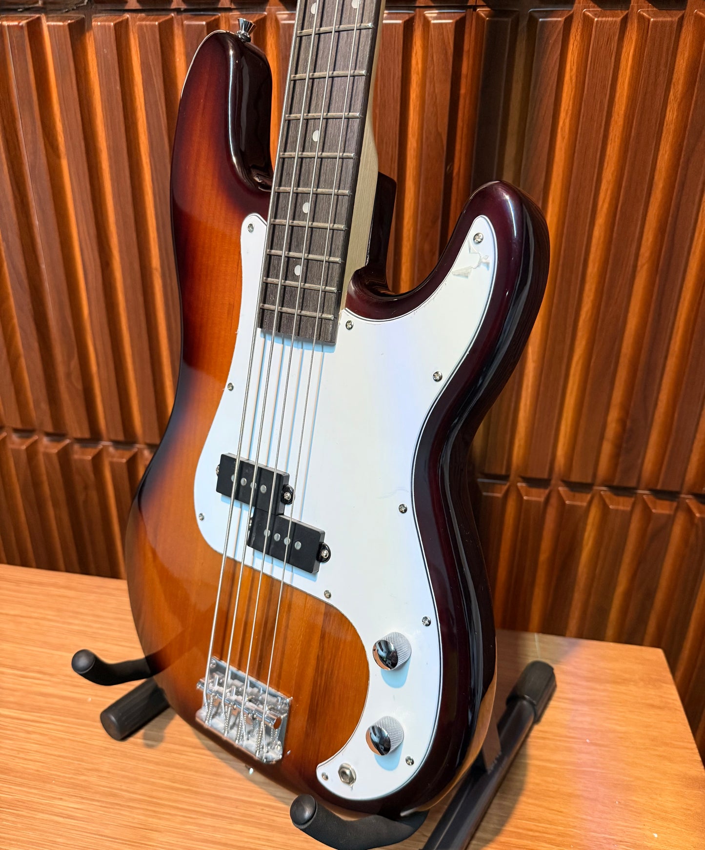 Bajo eléctrico Logan L-eb-4c-1sb 4 cuerdas – Sunburst