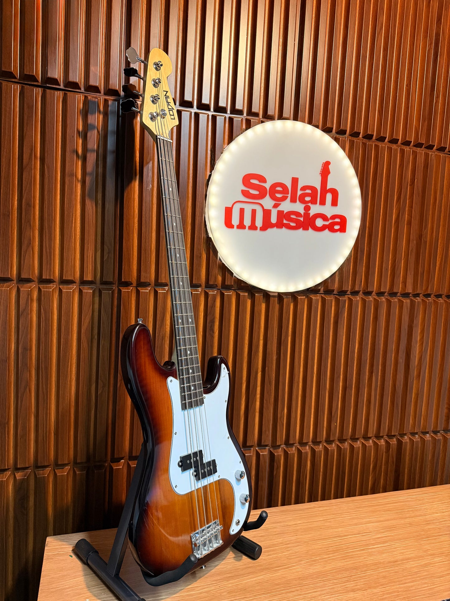 Bajo eléctrico Logan L-eb-4c-1sb 4 cuerdas – Sunburst