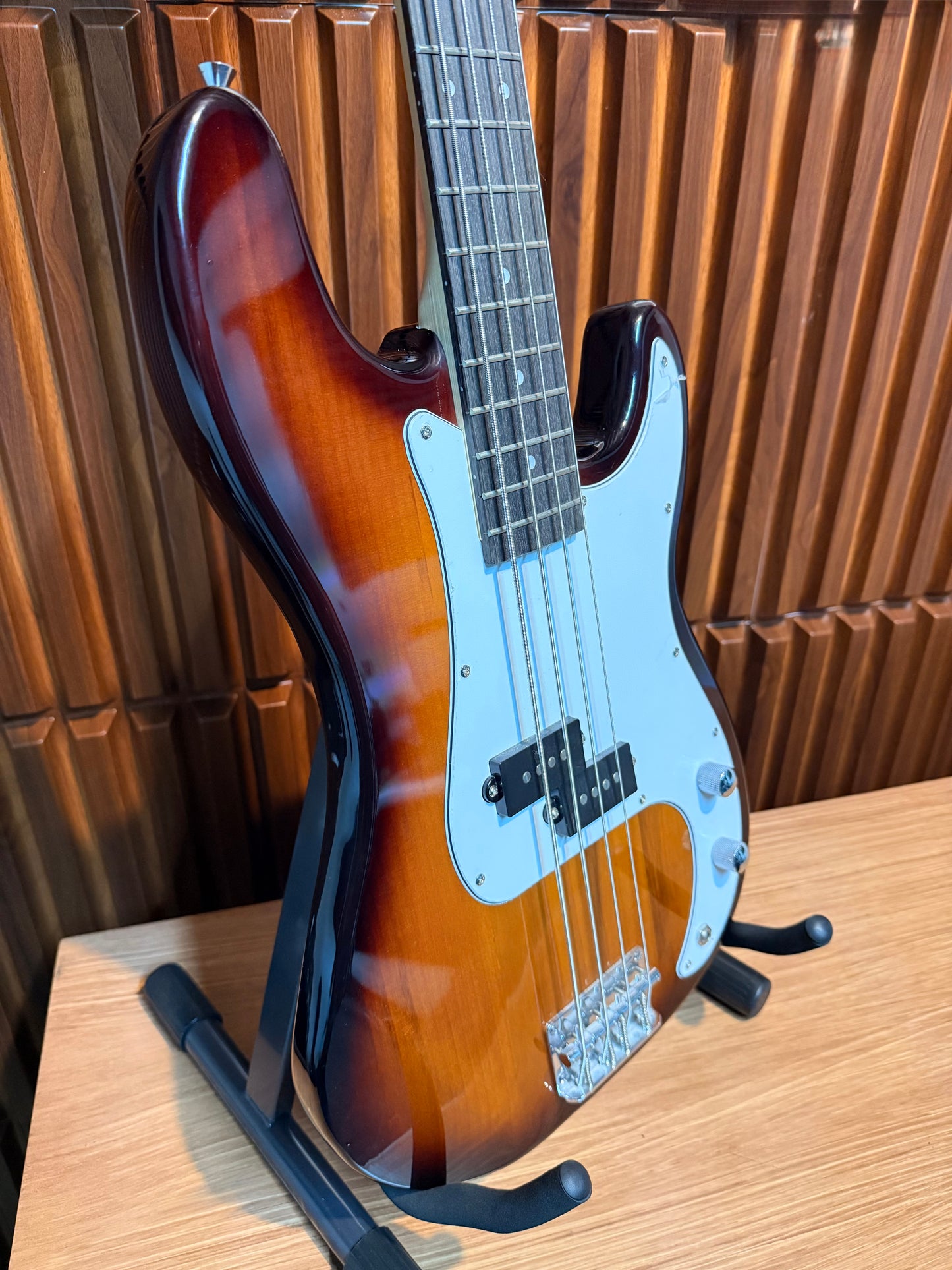 Bajo eléctrico Logan L-eb-4c-1sb 4 cuerdas – Sunburst