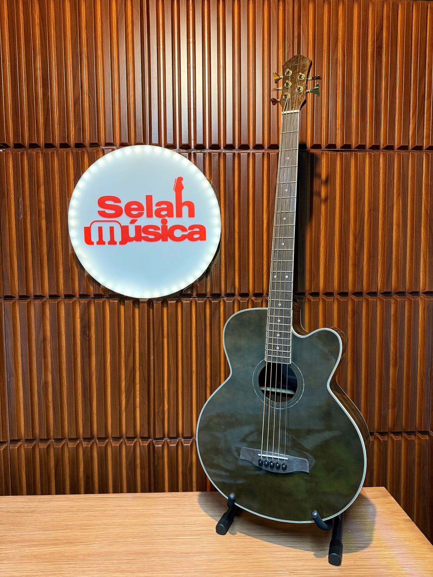 Bajo electroacústico activo La Sevillana B-1005CEQ 5 cuerdas