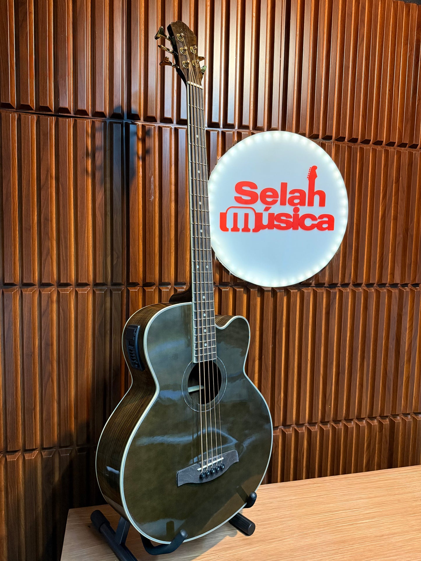 Bajo electroacústico activo La Sevillana B-1005CEQ 5 cuerdas