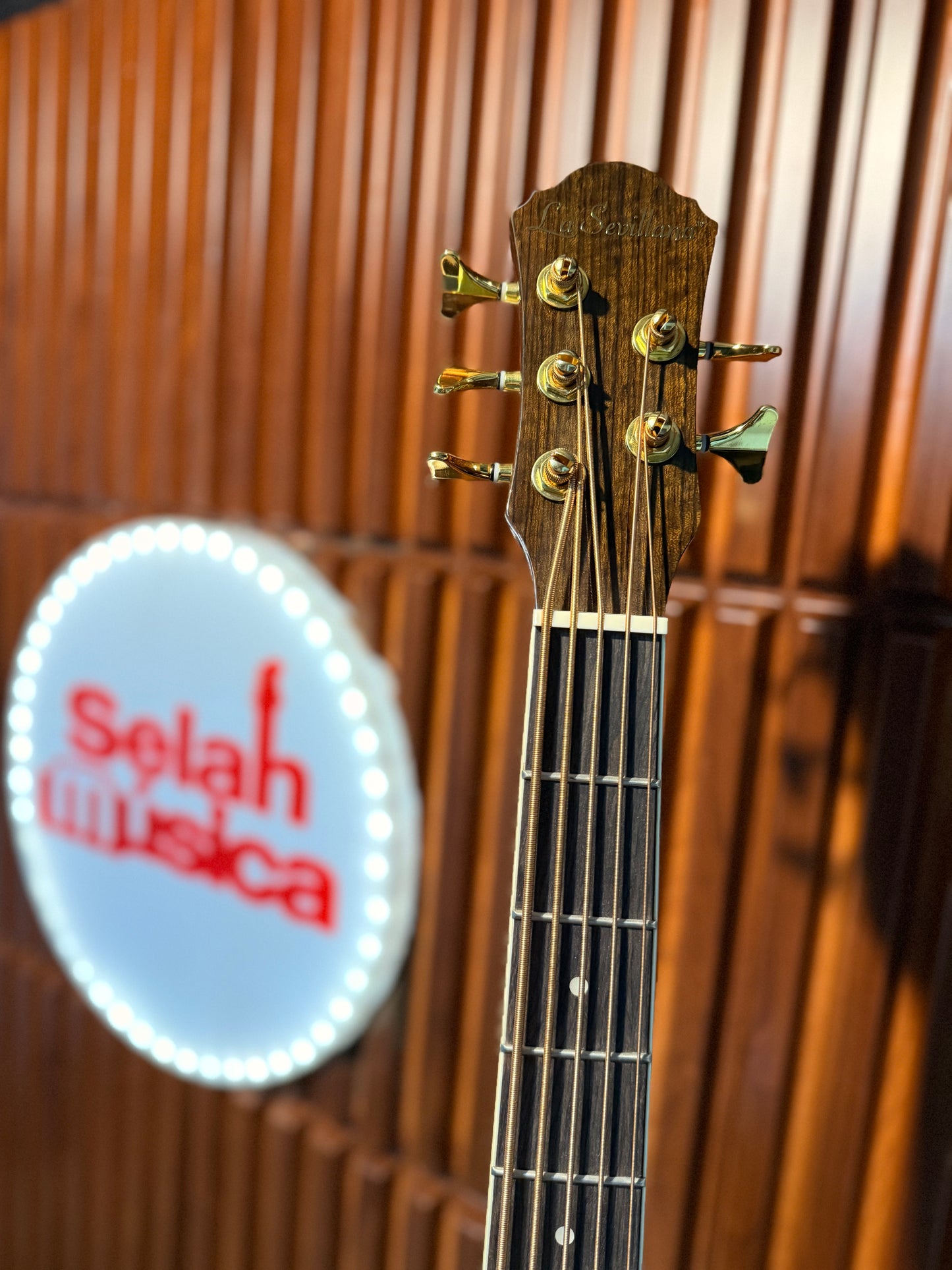 Bajo electroacústico activo La Sevillana B-1005CEQ 5 cuerdas
