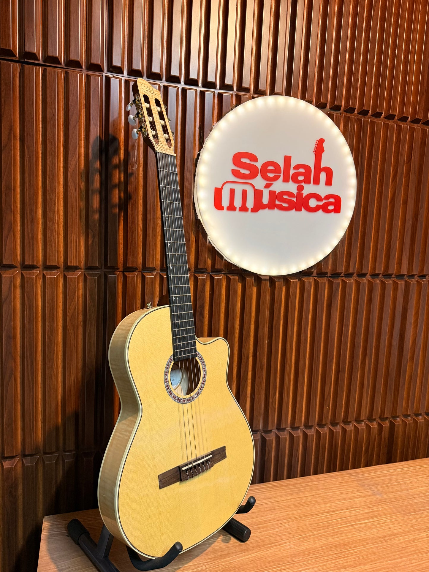 Guitarra electroacústica Godin Arena Flame Maple CW – Natural