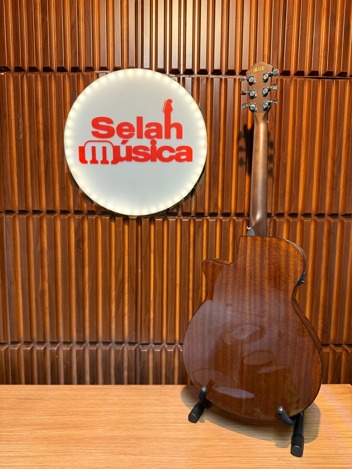 Guitarra electroacústica Ibanez AEG70 – Violín Vintage