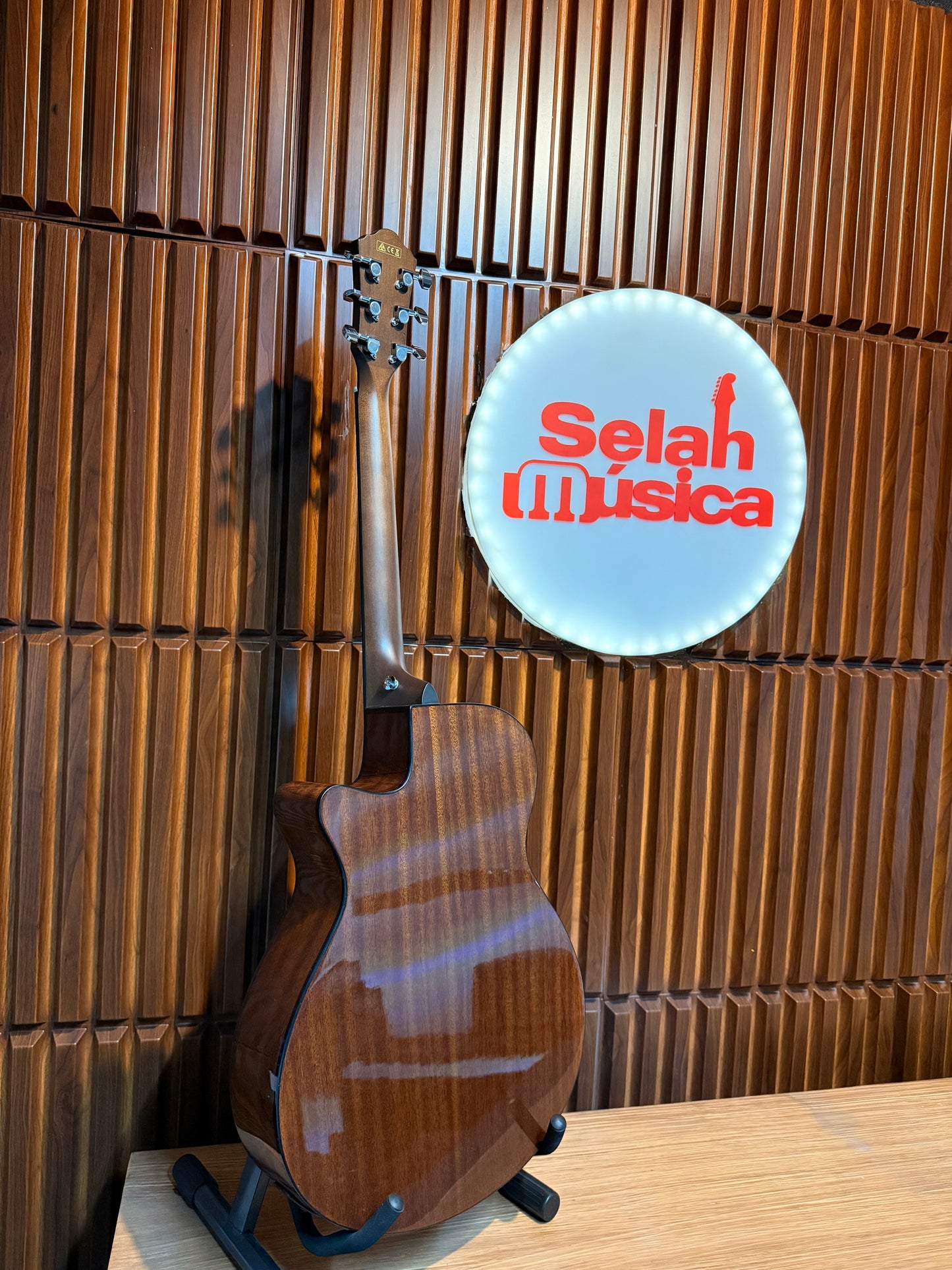 Guitarra electroacústica Ibanez AEG70 – Violín Vintage