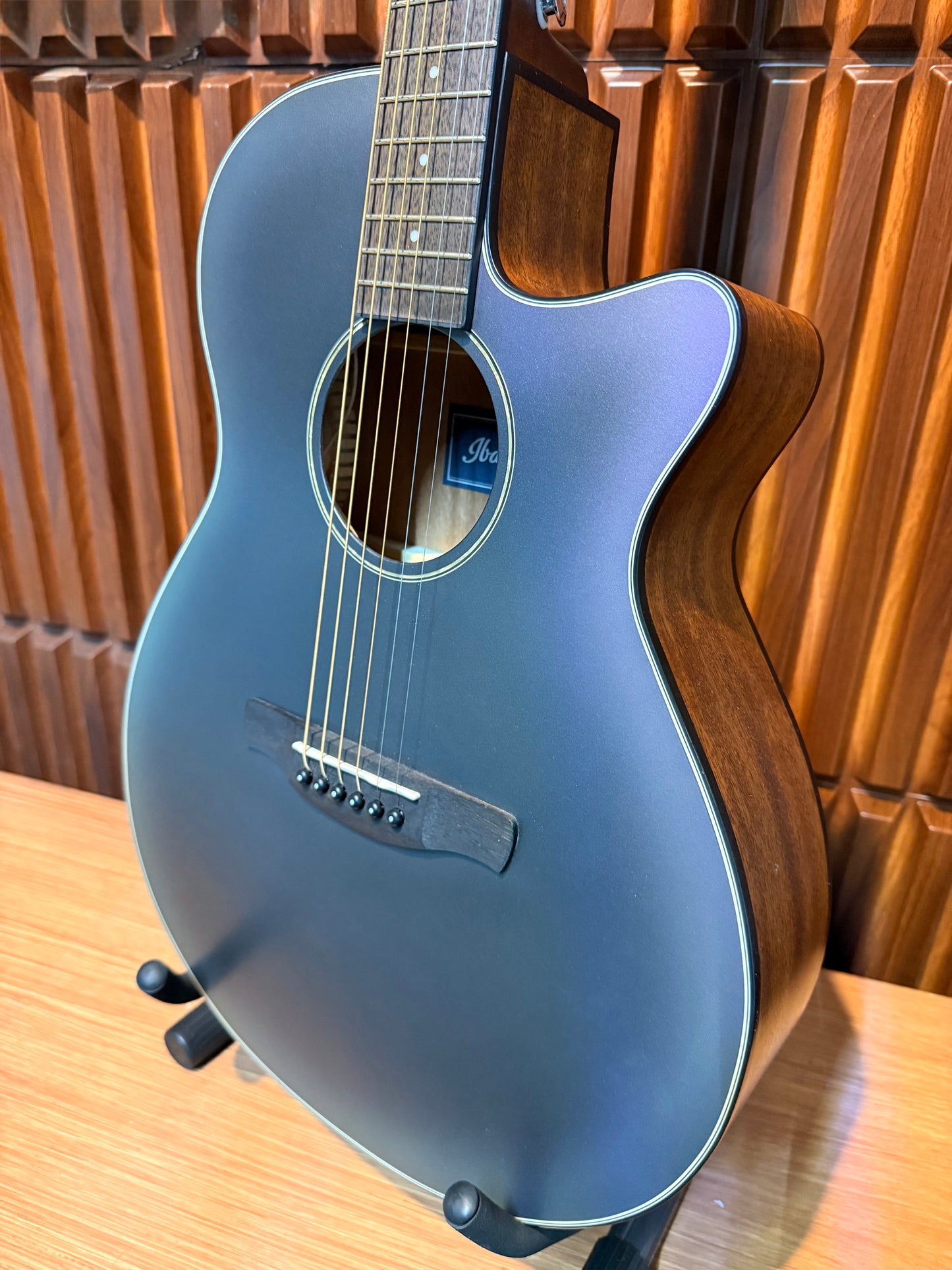 Guitarra electroacústica Ibanez AEG50-BAM – Negro Mate / Sombreado Verde-Morado