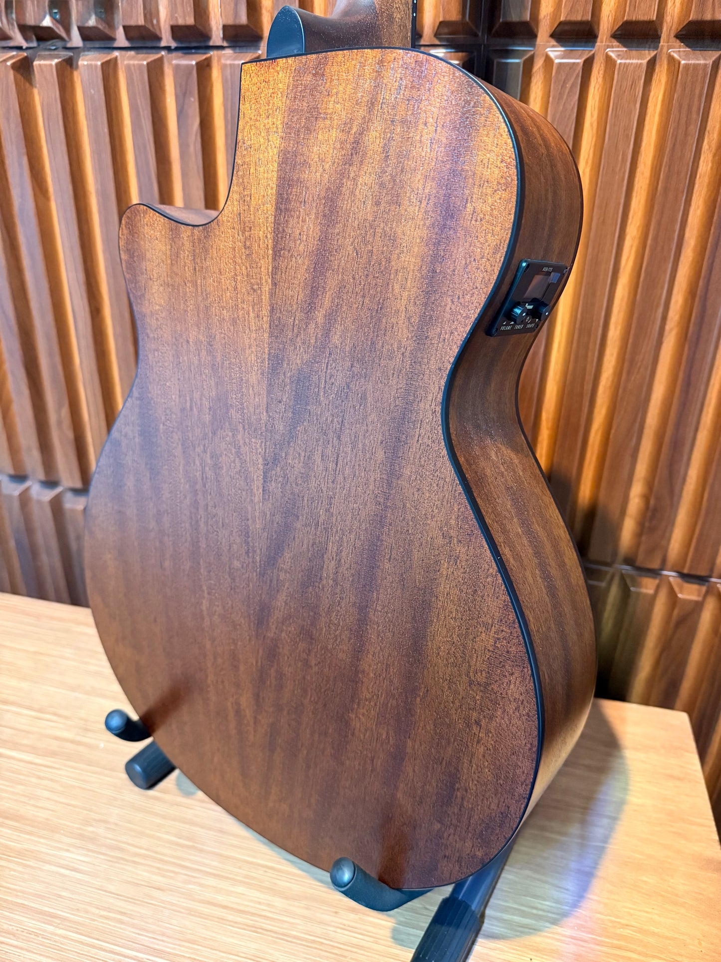 Guitarra electroacústica Ibanez AEG50-BAM – Negro Mate / Sombreado Verde-Morado