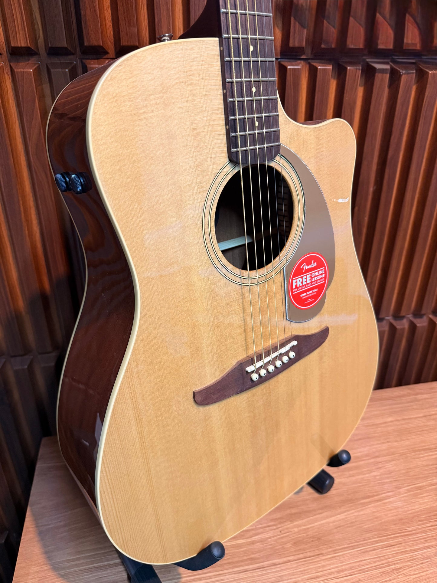 Guitarra electroacústica Fender Redondo Player – Natural