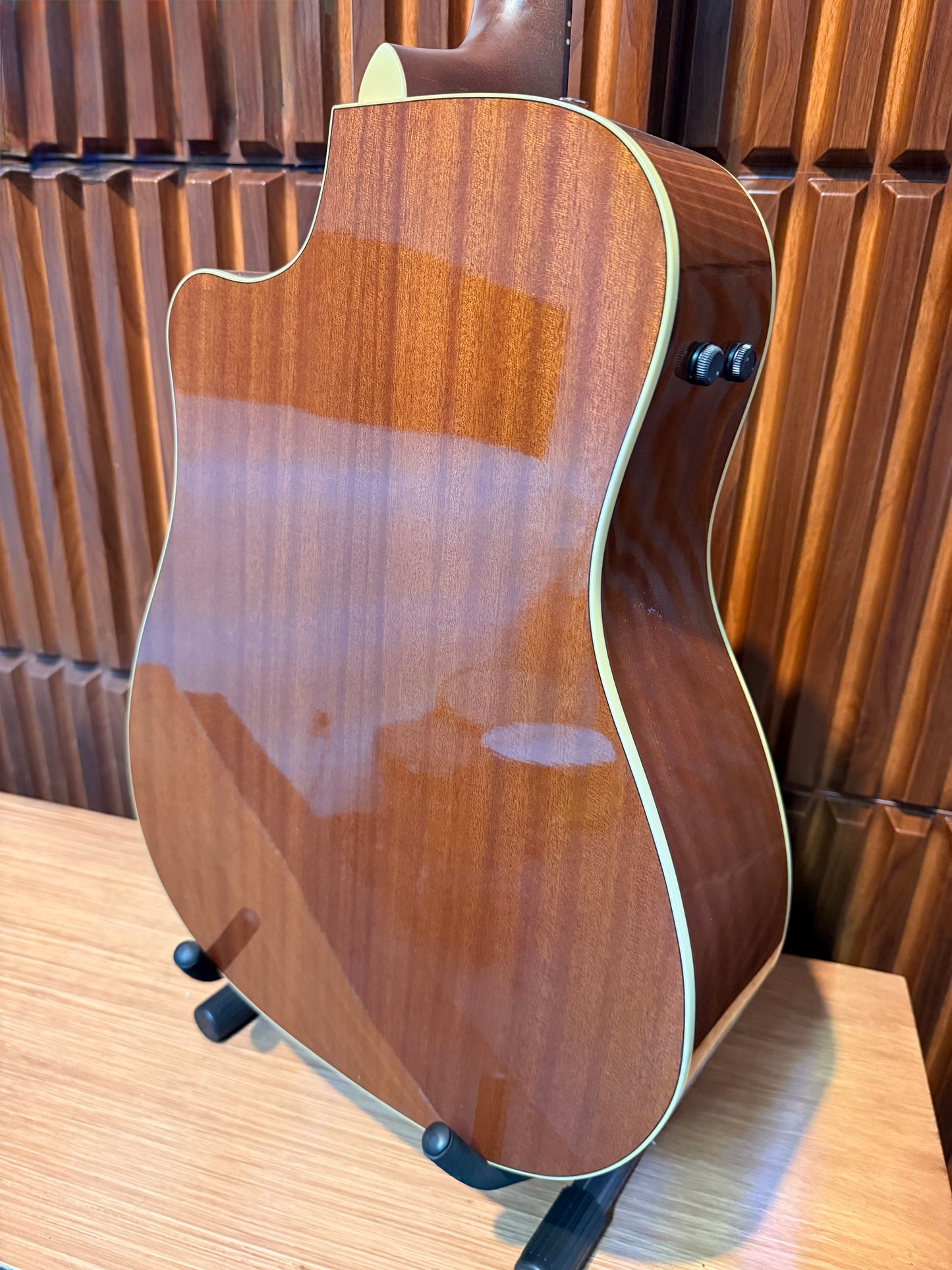 Guitarra electroacústica Fender Redondo Player – Natural