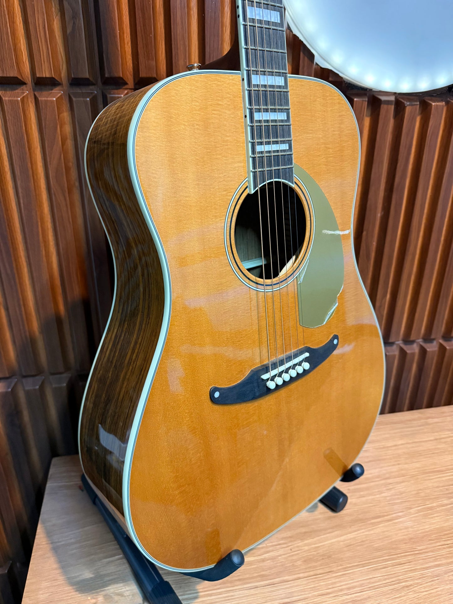 Guitarra electroacústica Fender King Vintage – Aged Natural