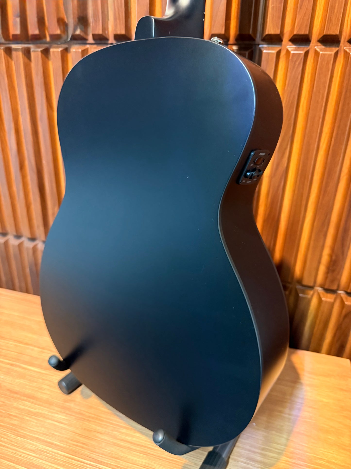 Guitarra electroacústica Fender Tim Armstrong Hellcat – Checkerboard