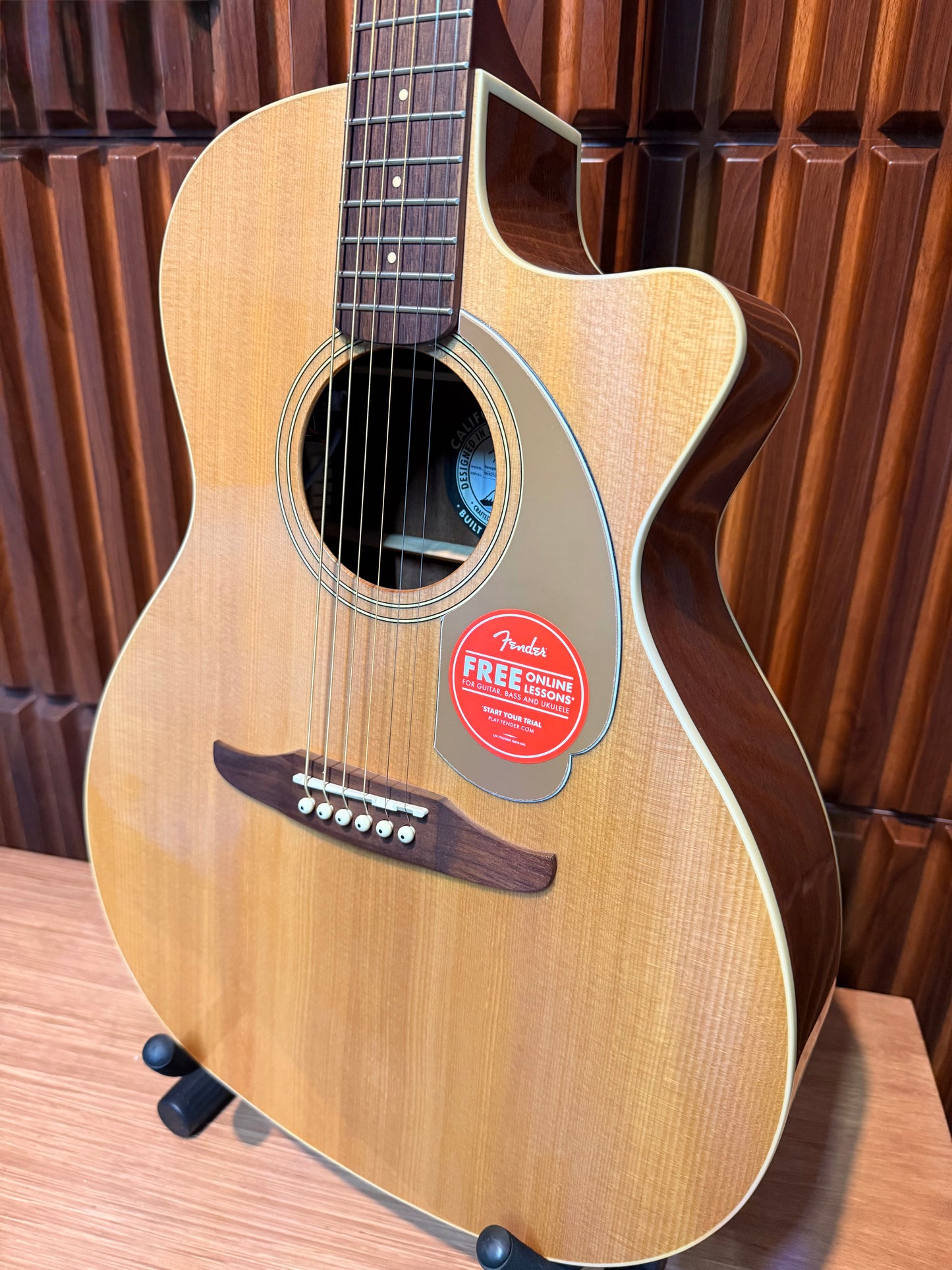 Guitarra electroacústica Fender Newporter Player – Natural