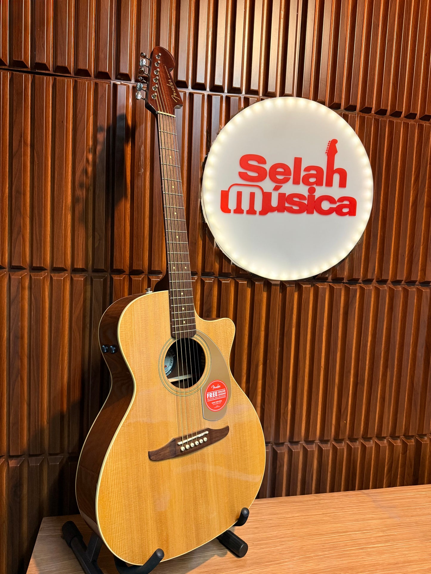 Guitarra electroacústica Fender Newporter Player – Natural