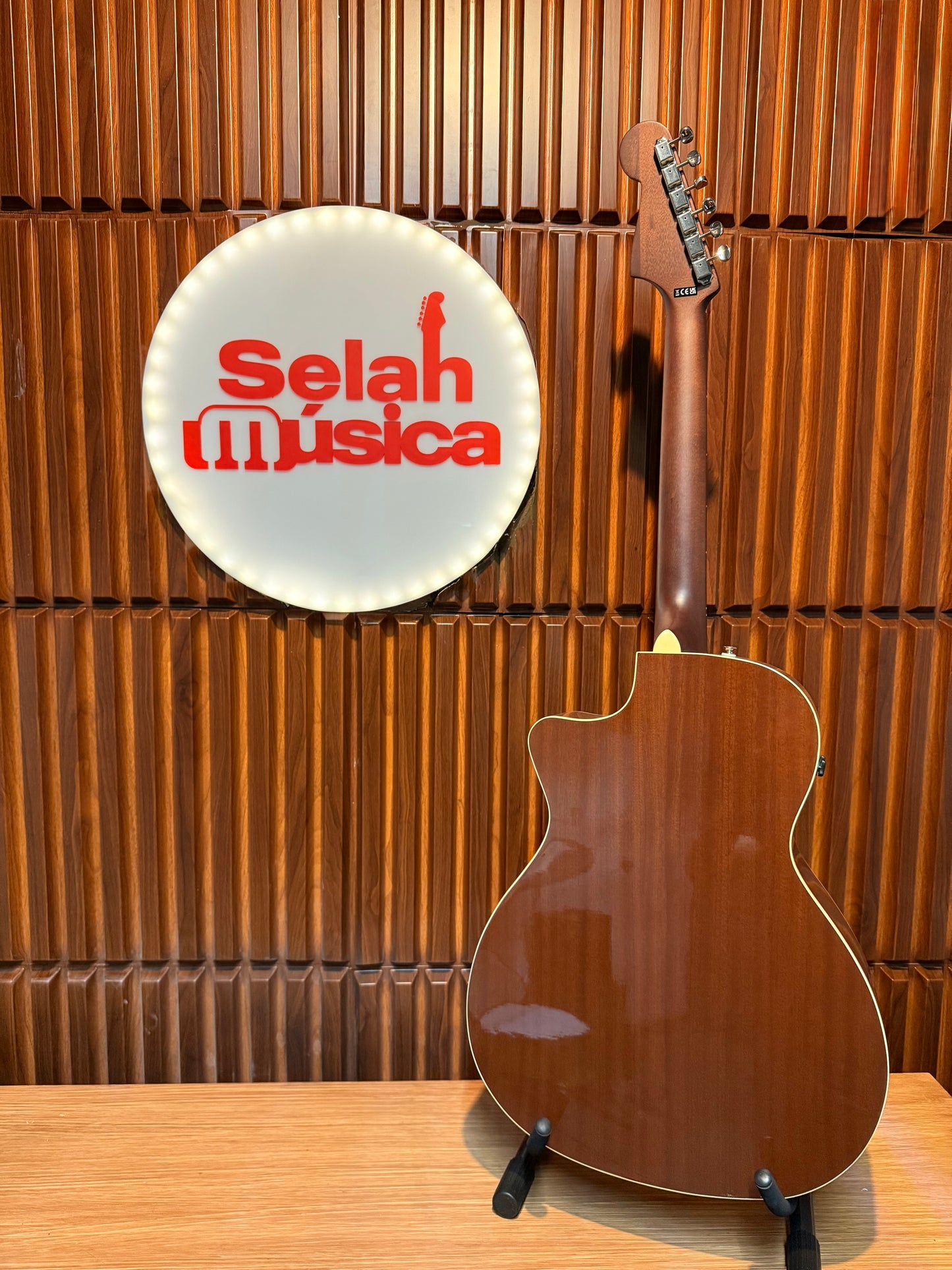 Guitarra electroacústica Fender Newporter Player – Natural