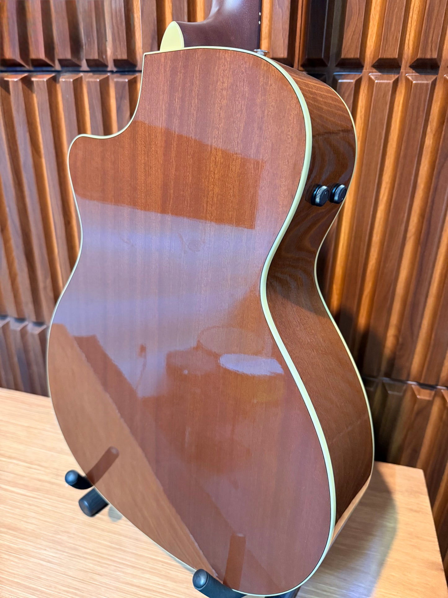 Guitarra electroacústica Fender Newporter Player – Natural