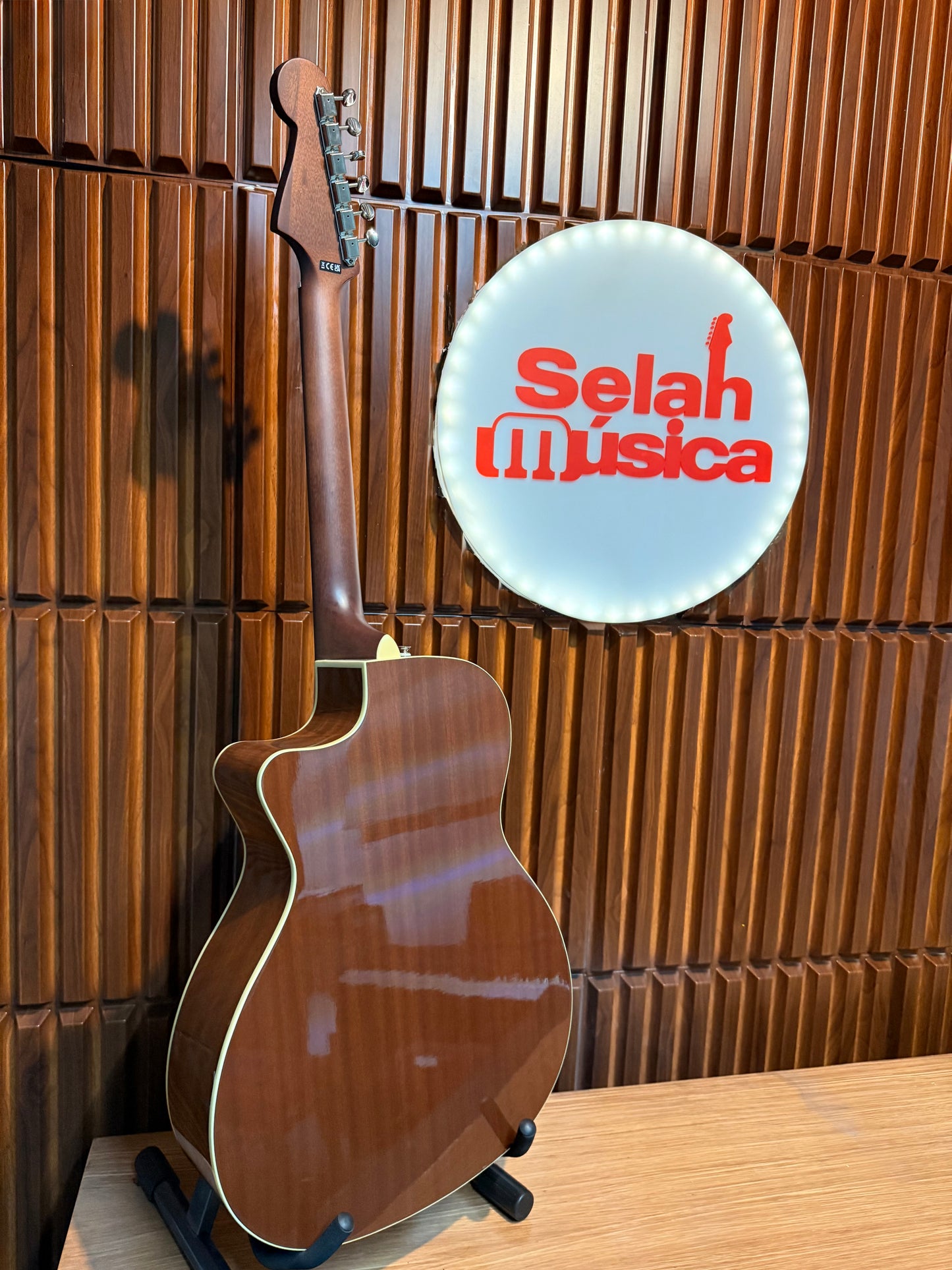 Guitarra electroacústica Fender Newporter Player – Natural