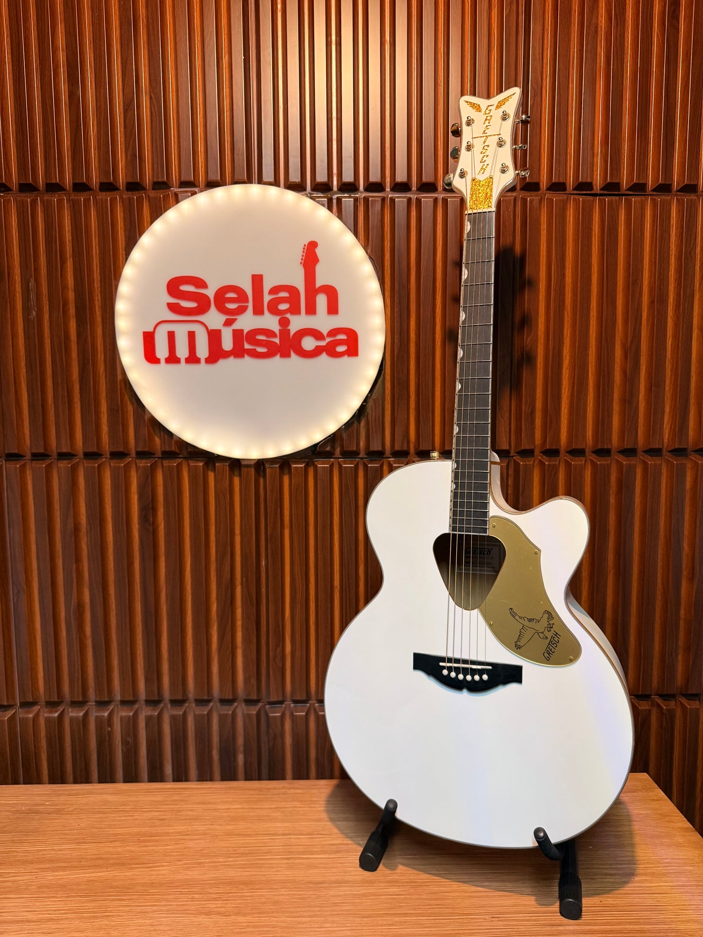 Guitarra electroacústica Gretsch G5022CWFE Rancher Falcon – Blanca