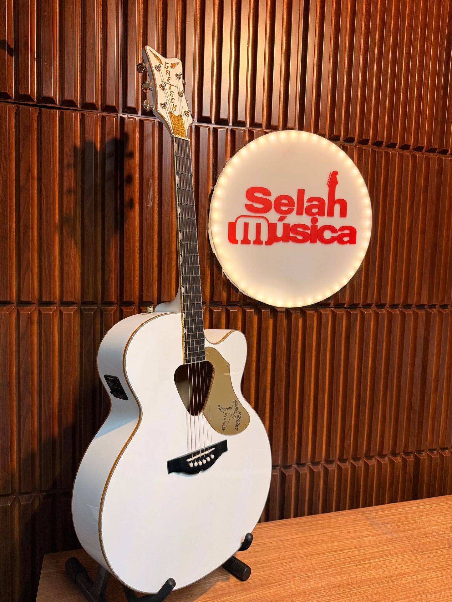 Guitarra electroacústica Gretsch G5022CWFE Rancher Falcon – Blanca