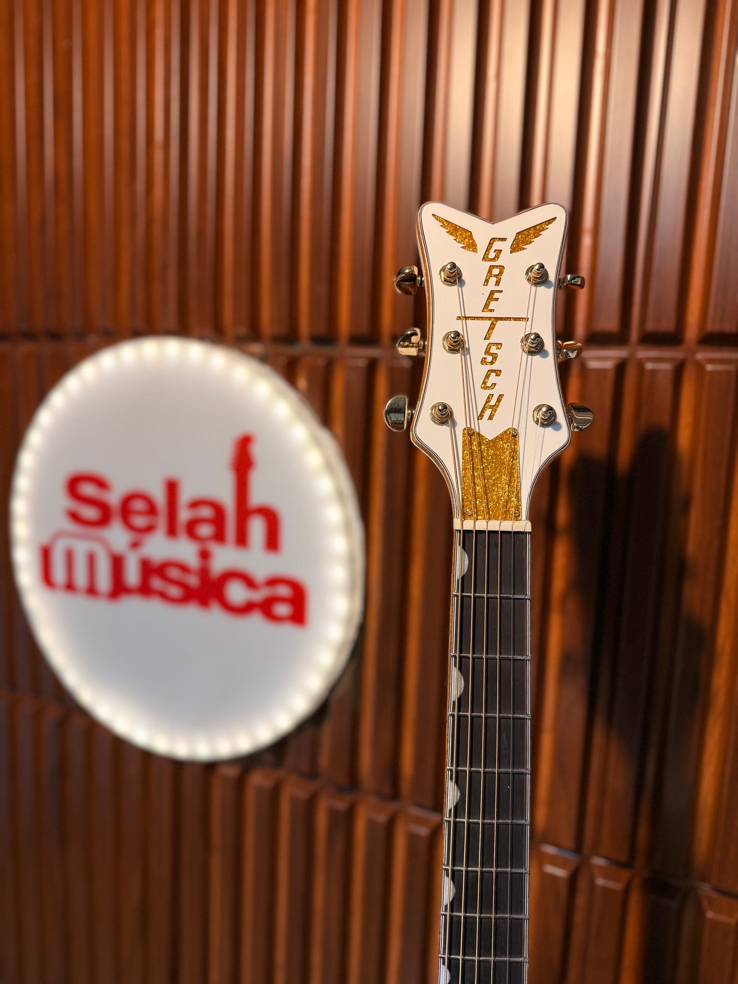 Guitarra electroacústica Gretsch G5022CWFE Rancher Falcon – Blanca