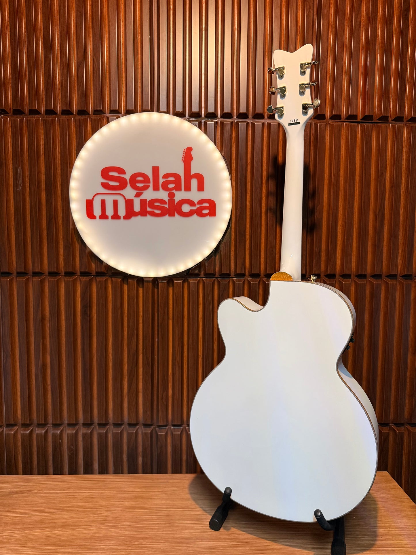 Guitarra electroacústica Gretsch G5022CWFE Rancher Falcon – Blanca