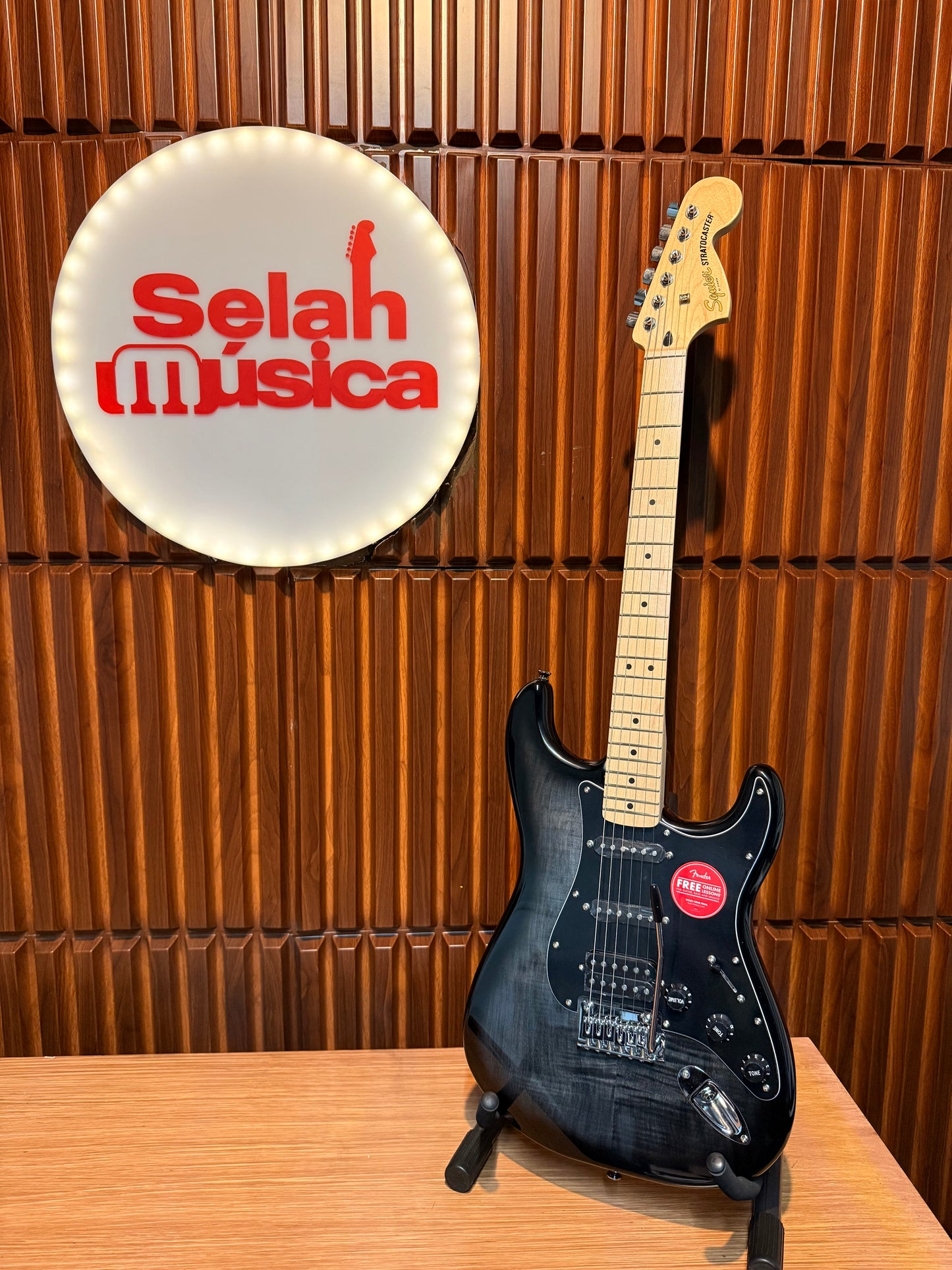 Guitarra Eléctrica Squier Affinity Series Stratocaster FMT Black Burst