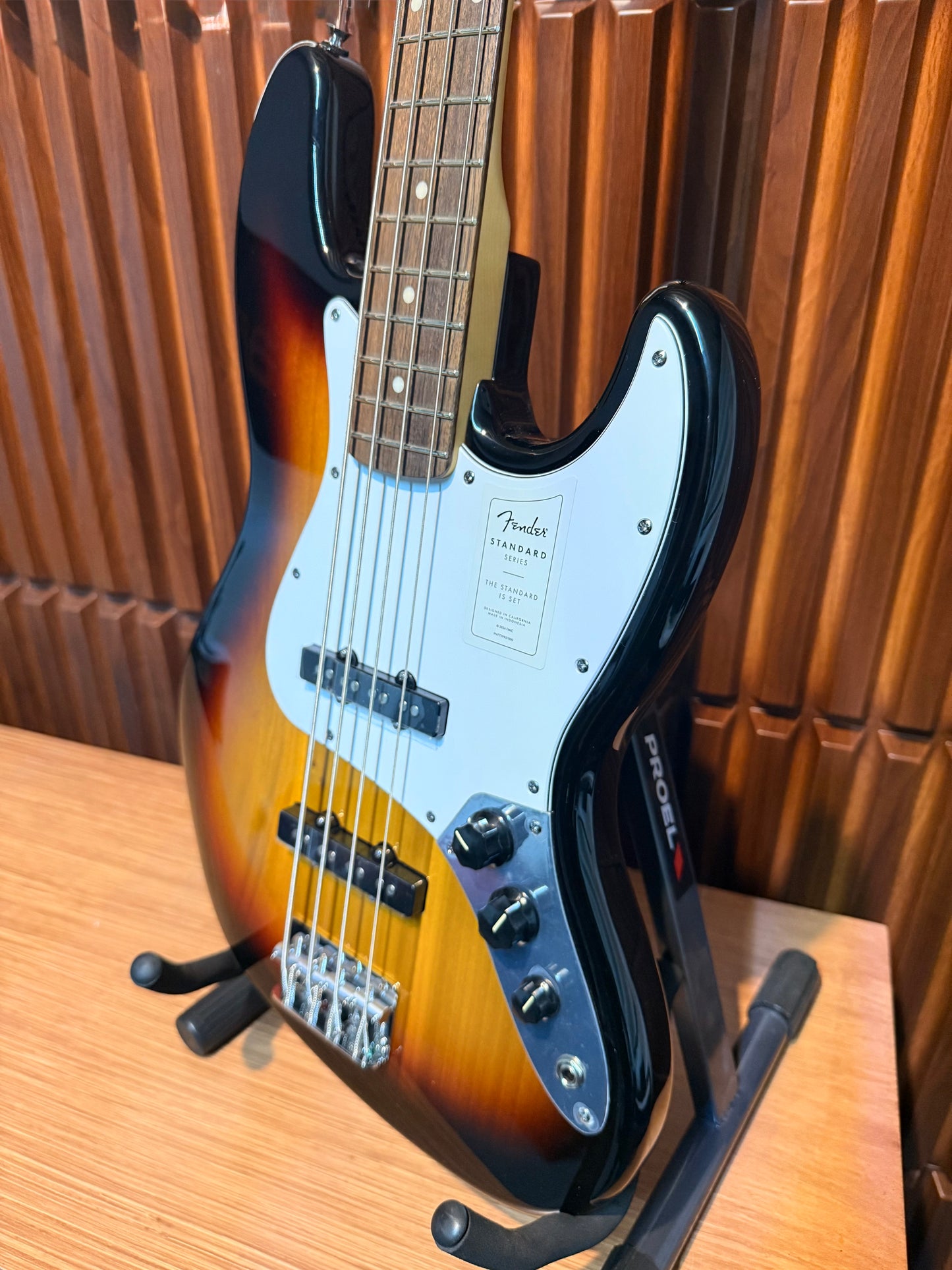 Bajo Eléctrico Fender Standard Jazz Bass 3-Color Sunburst