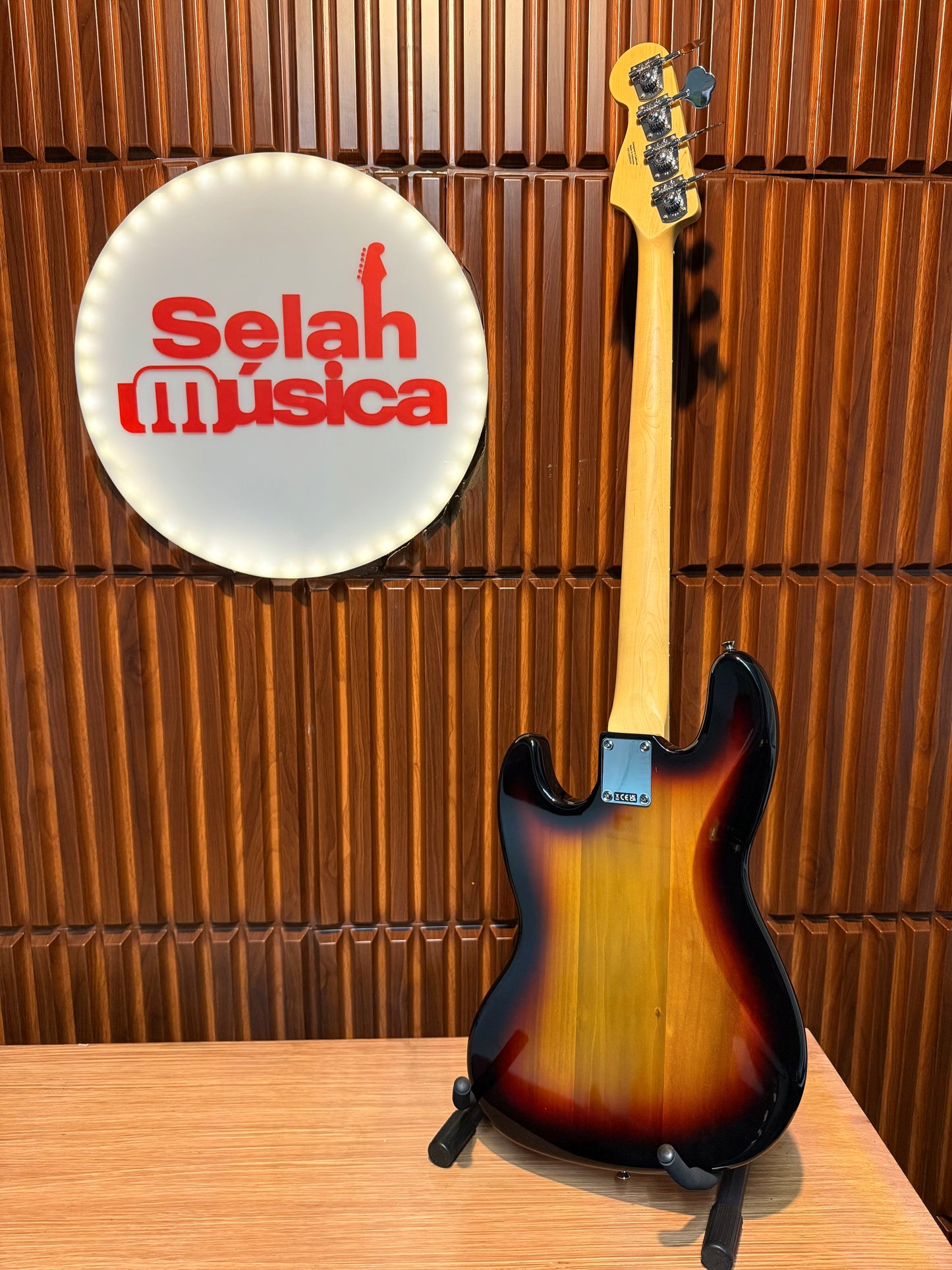 Bajo Eléctrico Fender Standard Jazz Bass 3-Color Sunburst